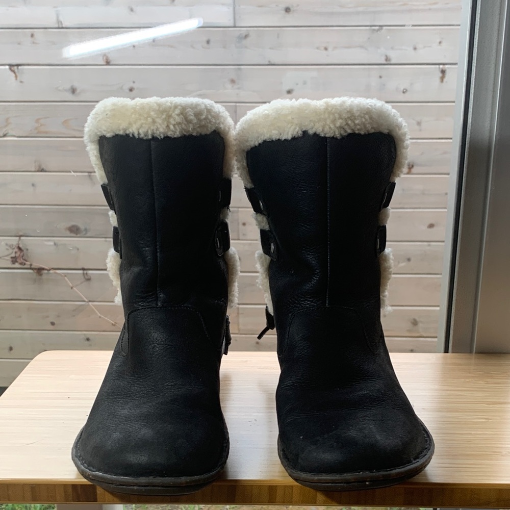 UGG Akadia black leather shearling lined snow Boots barely worn /clean interior